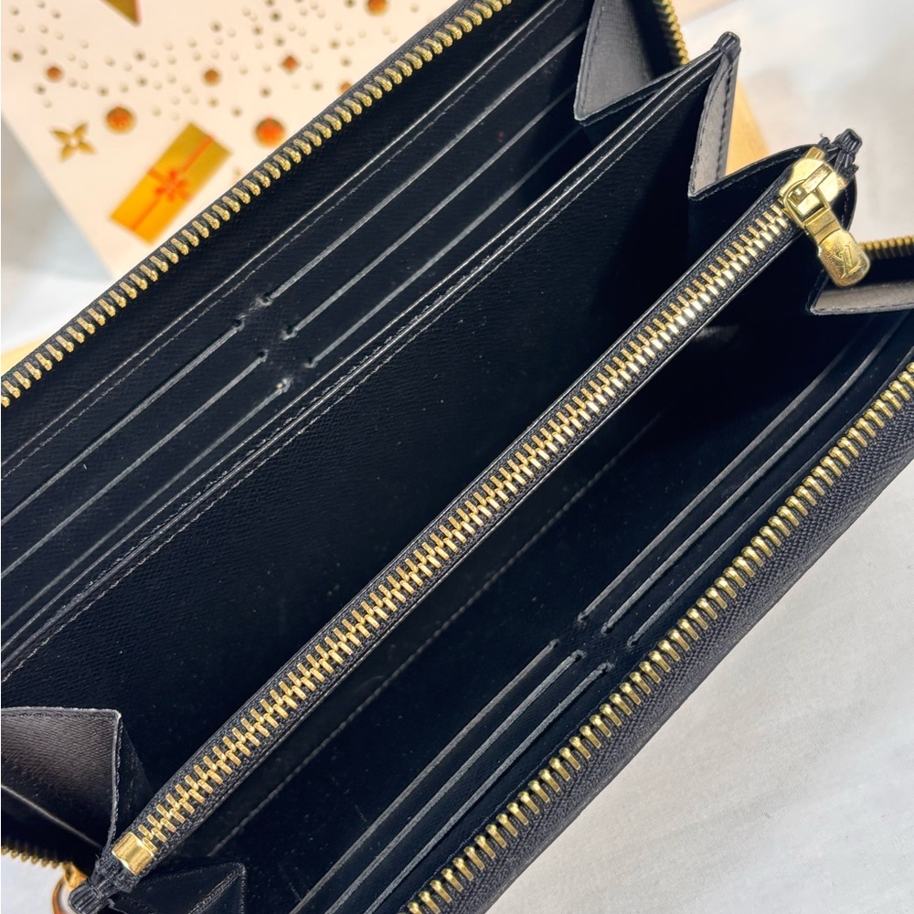 Absolutely Stunning Louis Vuitton Zippy Wallet Epi Noir - Picture 11 of 15